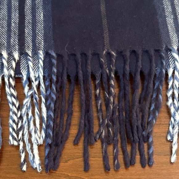 🌟HP🌟NWOT Navy Plaid Cashmink Scarf Made in Germany by V. FRAAS - Picture 6 of 7